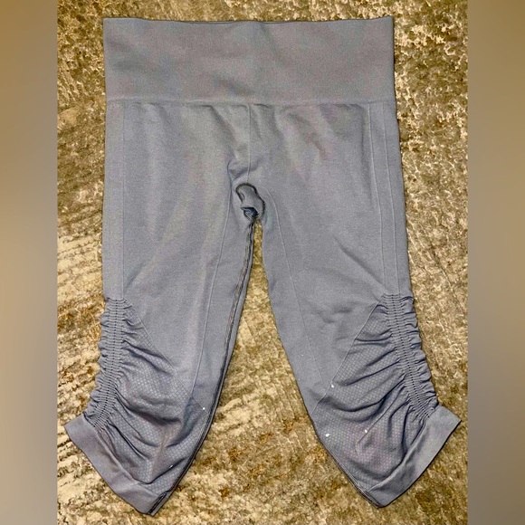 lululemon athletica Pants - LIKE NEW 𝐋𝐔𝐋𝐔𝐋𝐄𝐌𝐎𝐍 seamless capri legging
